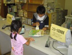 子ども一日図書館員の様子
