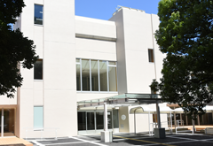 中央図書館・こまえみライブラリーの外観